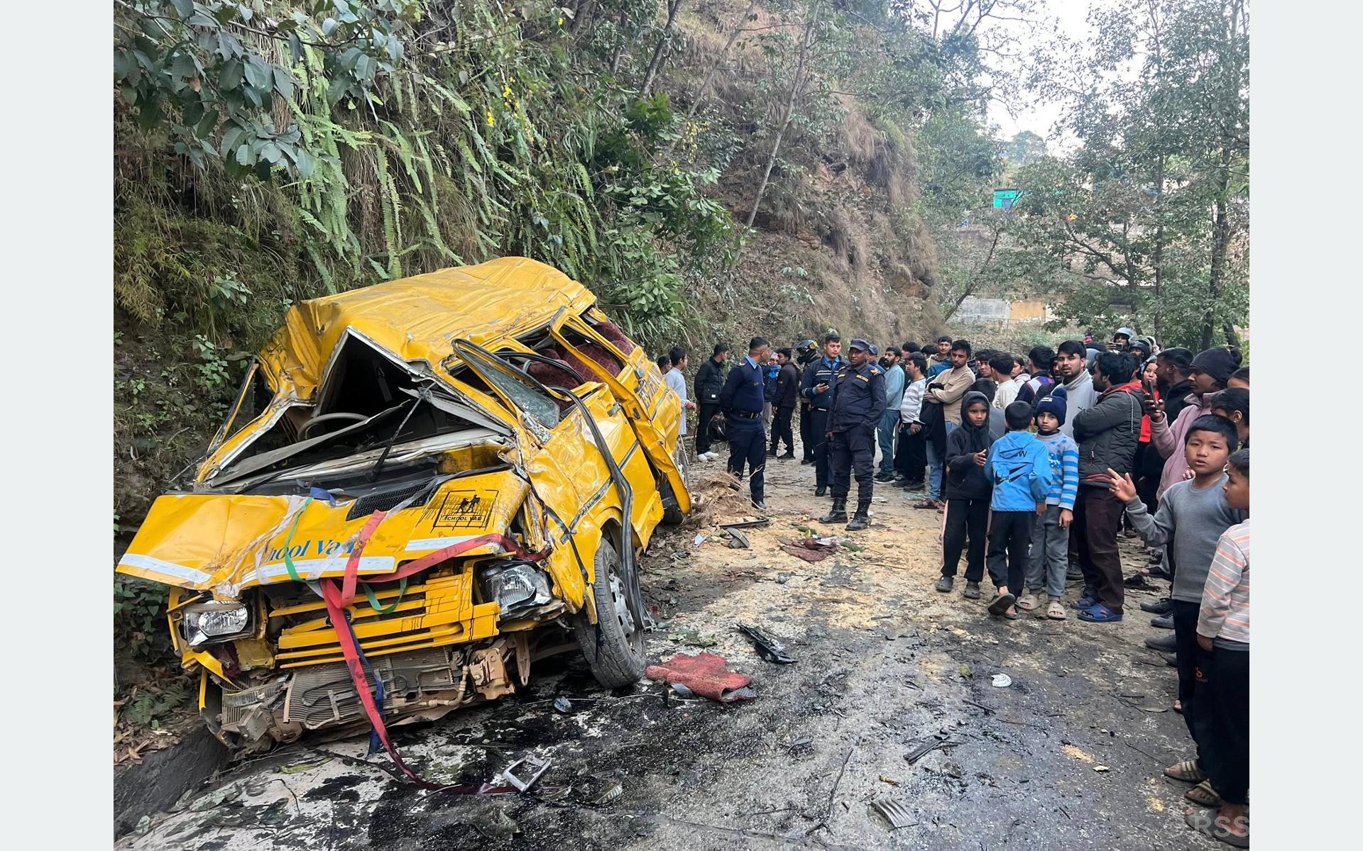 बागलुङमा स्कूल बस दुर्घटना हुुुँदा २३ विद्यार्थी घाइते